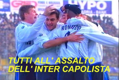 I giocatori dell' Inter esultano: sono primi in classifica